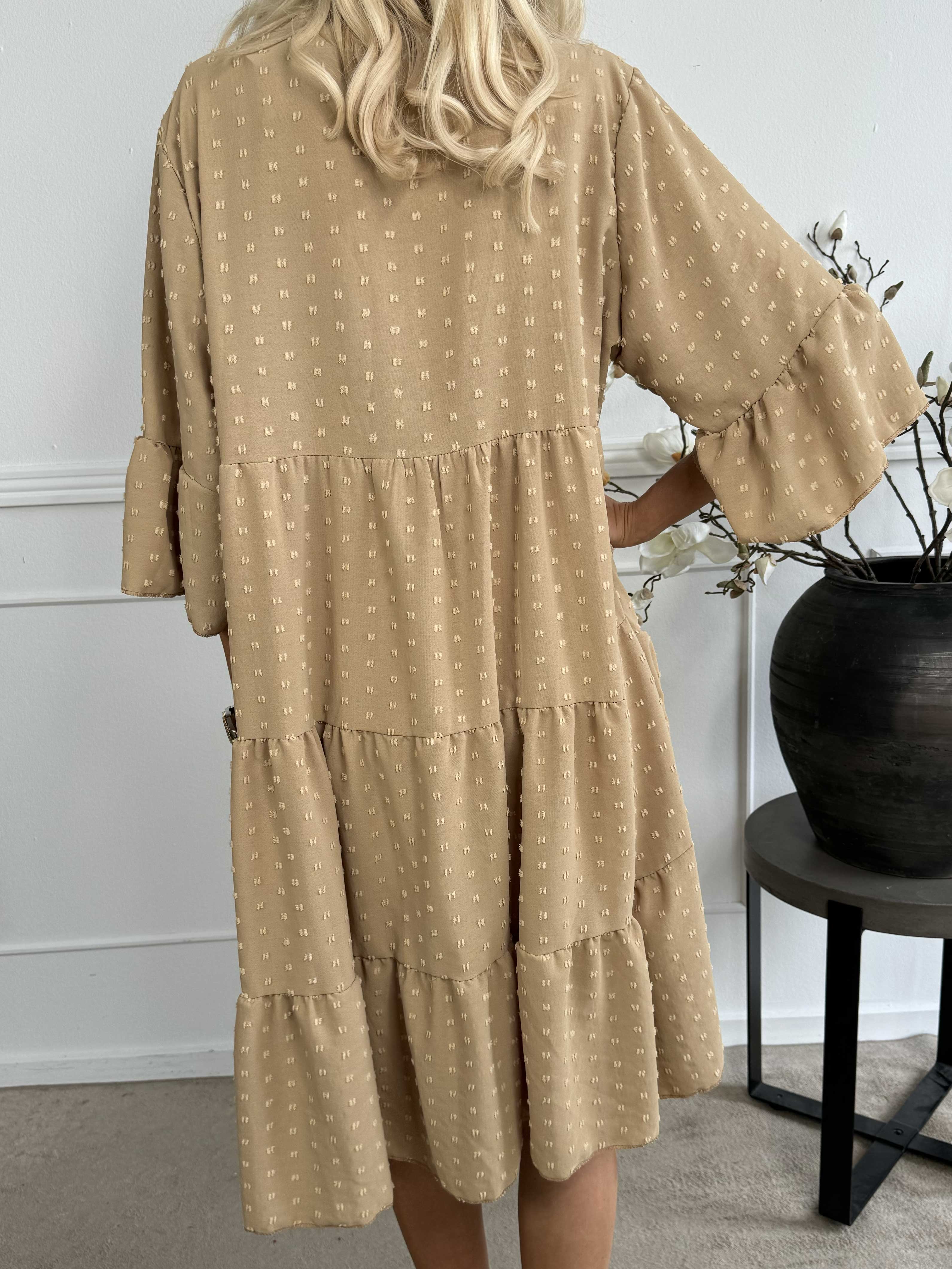 Amanda - Feminin kjole med søde ærmer